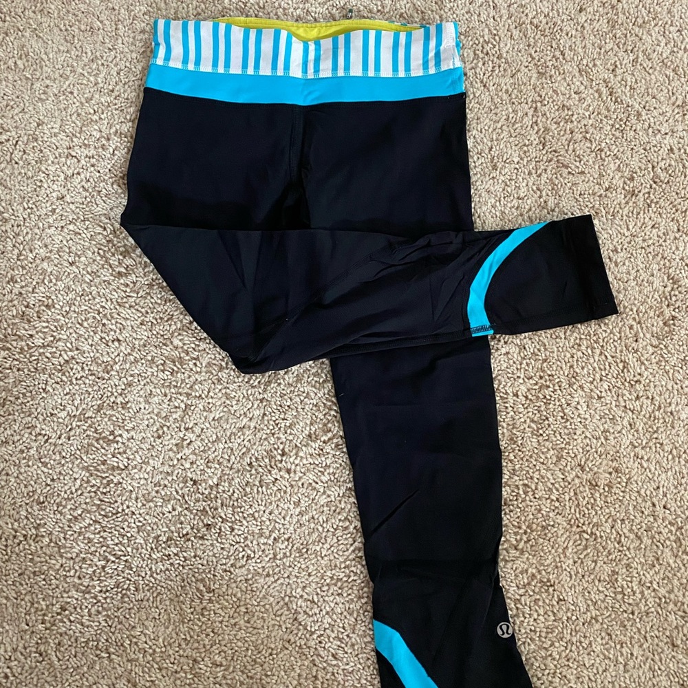 Blue and white lulu run crop